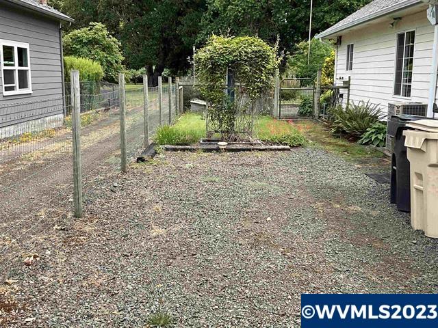 806 Southwest River Drive Dallas, OR 97338 - Photo 5 of 35