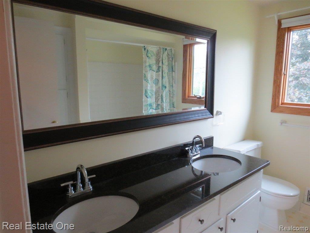 997 Hampstead Lane Rochester, MI 48309 - Photo 10 of 14 UPDATED BATH