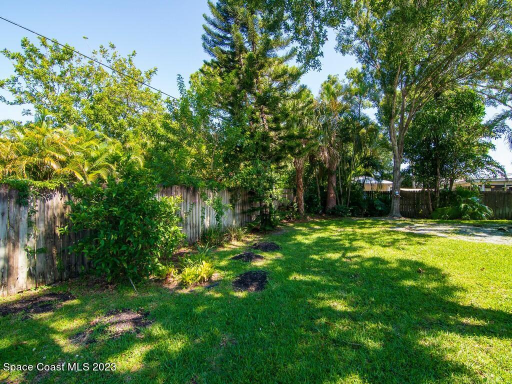 534 Sloane Street Sebastian, FL 32958 - Photo 9 of 36 a backyard of a house with table and chairs