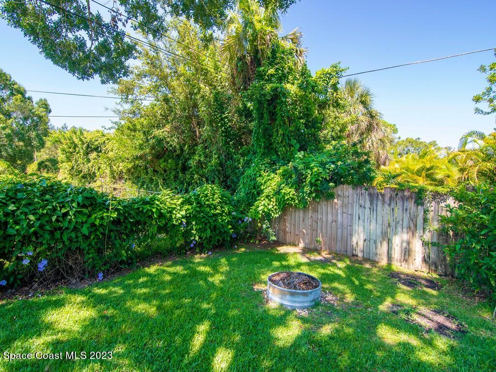 534 Sloane Street Sebastian, FL 32958 - Photo 10 of 36 a backyard of a house with lots of green space