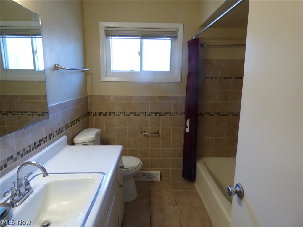 13709 Carpenter Road Garfield Heights, OH 44125 - Photo 13 of 22 1st floor tiled Bath.