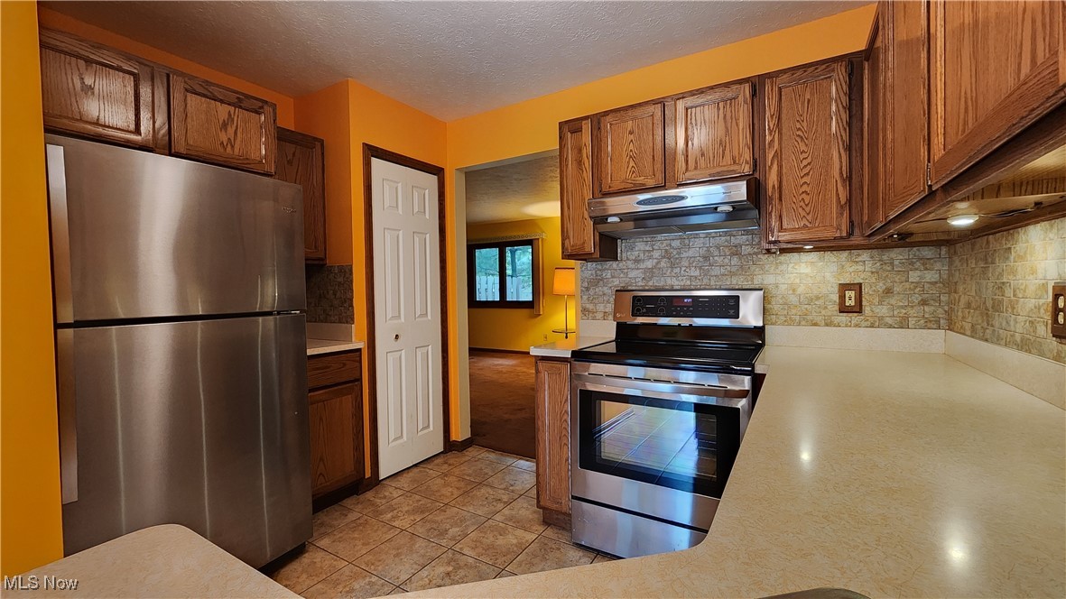15446 Roxboro Drive Cleveland, OH 44130 - Photo 4 of 20 Kitchen with back splash