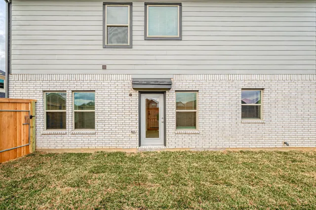 a view of backyard with garden