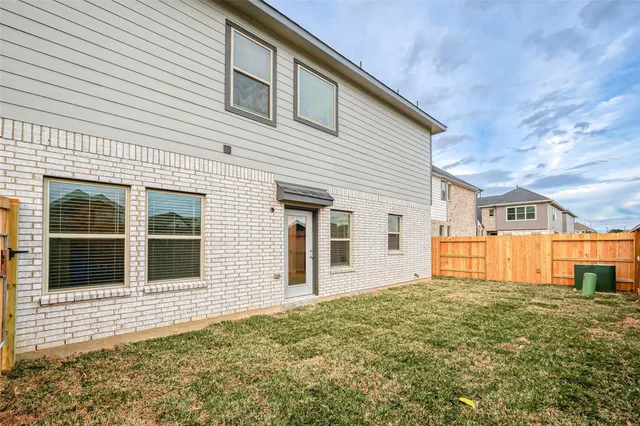 a view of a pathway with a white house