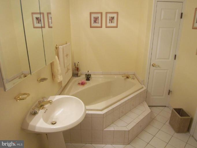 238 South Exeter Street Baltimore, MD 21202 - Photo 5 of 17 Bath #1