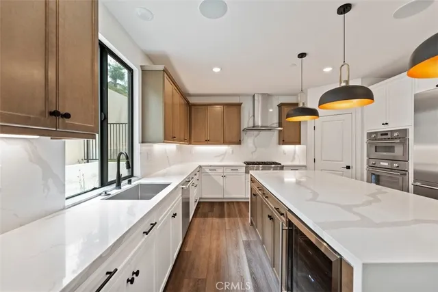 a large kitchen with kitchen island a large island in it