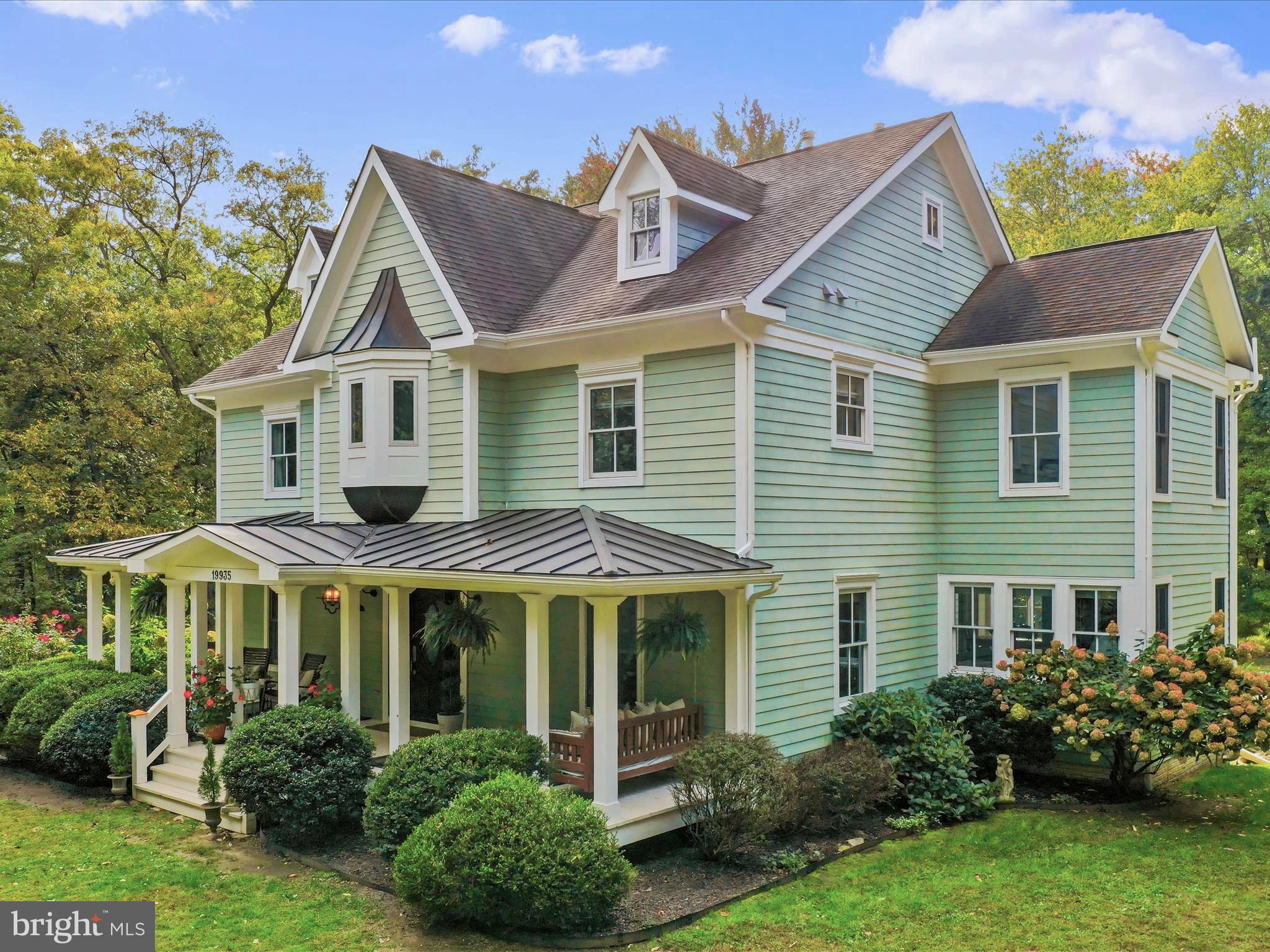 a view of a yard in front of house