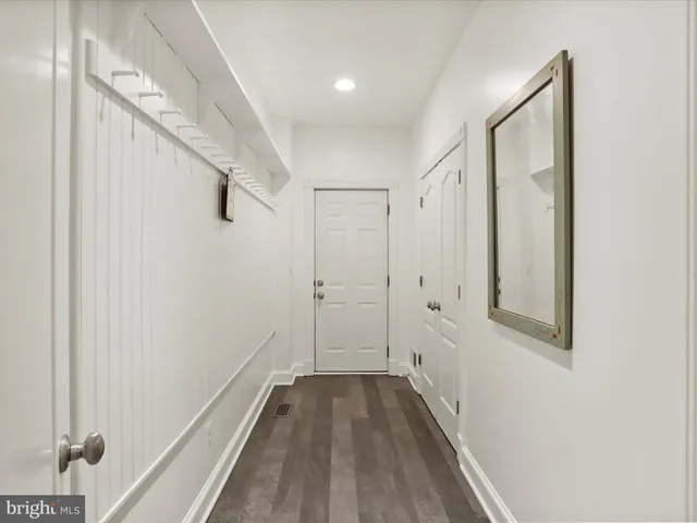 a en suite bathroom with a double vanity sink and a mirror
