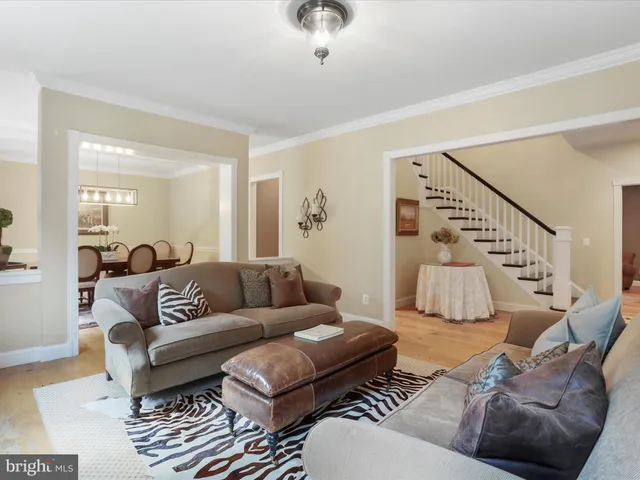 a view of a yard in front of house