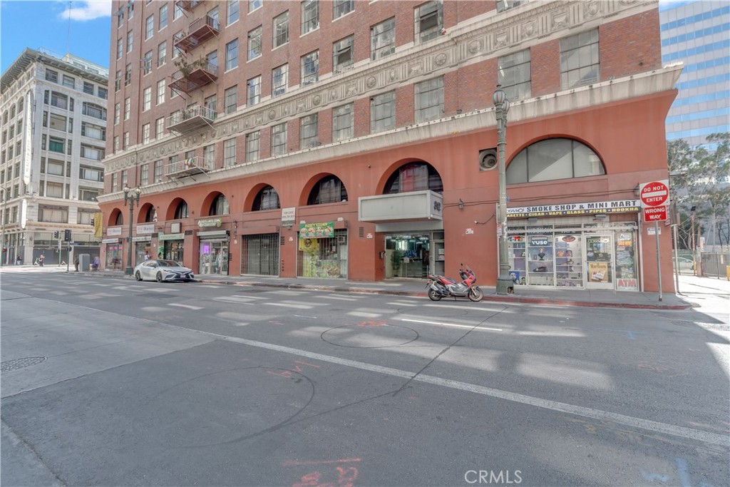 312 West 5th Street, Unit 1109 Los Angeles, CA 90013 - Photo 1 of 47 front view of a building