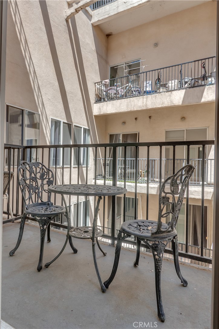 312 West 5th Street, Unit 1109 Los Angeles, CA 90013 - Photo 15 of 47 a view of entryway with dining room