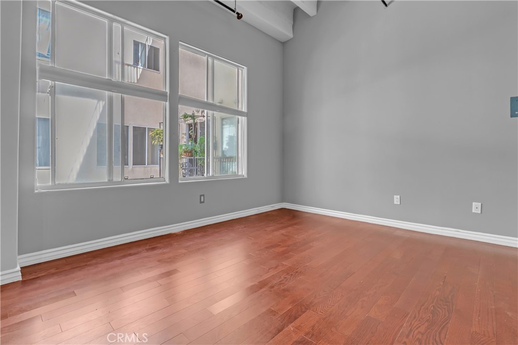312 West 5th Street, Unit 1109 Los Angeles, CA 90013 - Photo 18 of 47 an empty room with a window