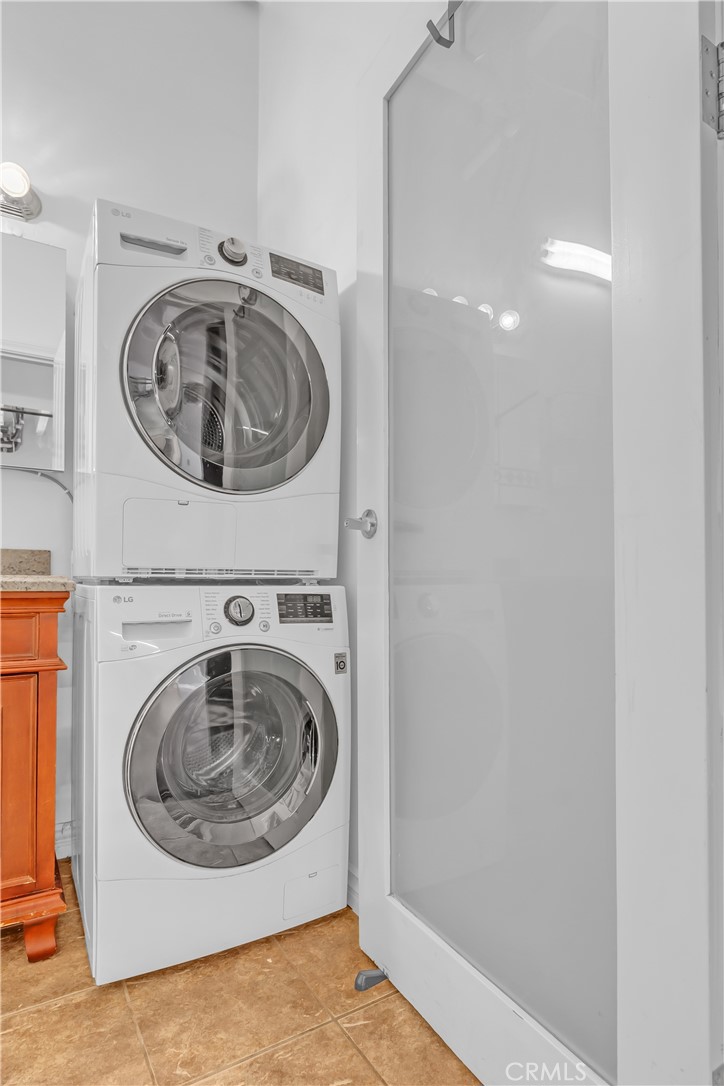 312 West 5th Street, Unit 1109 Los Angeles, CA 90013 - Photo 22 of 47 a utility room with a washer and dryer