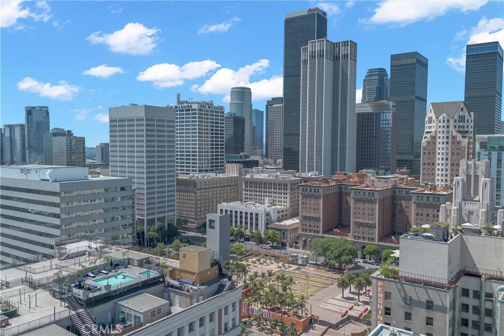 312 West 5th Street, Unit 1109 Los Angeles, CA 90013 - Photo 25 of 47 a view of city with patio