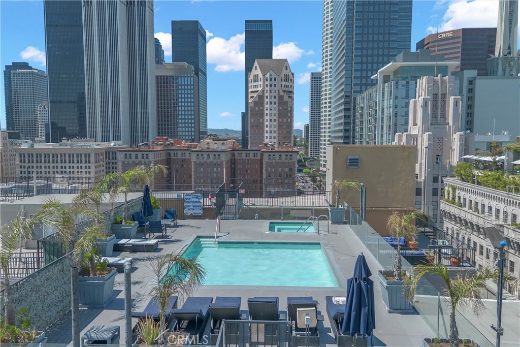 312 West 5th Street, Unit 1109 Los Angeles, CA 90013 - Photo 32 of 47 a view of yard with patio