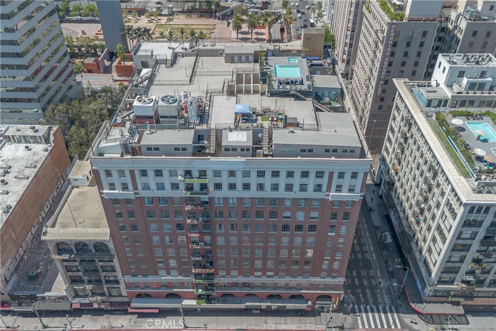 312 West 5th Street, Unit 1109 Los Angeles, CA 90013 - Photo 33 of 47 a large building with a outdoor space
