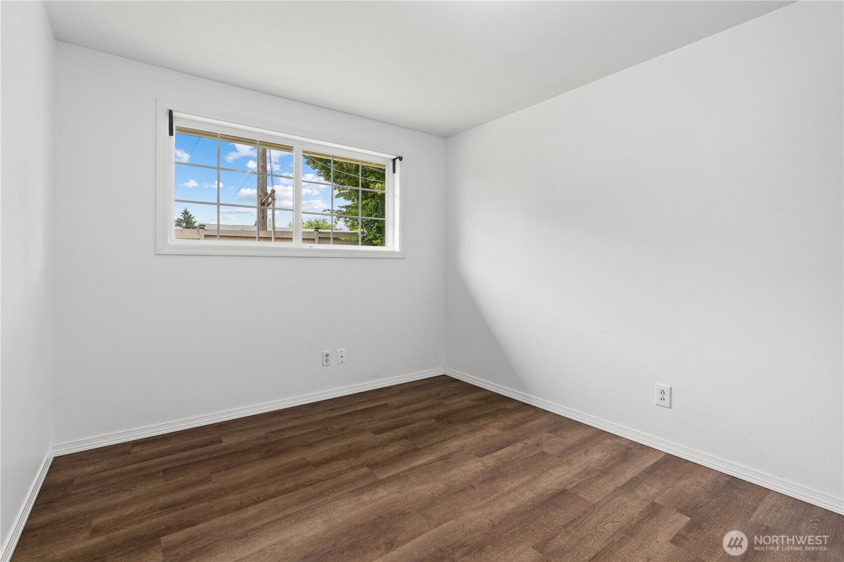 2229 Southwest 330th Street Federal Way, WA 98023 - Photo 23 of 30 an empty room with window