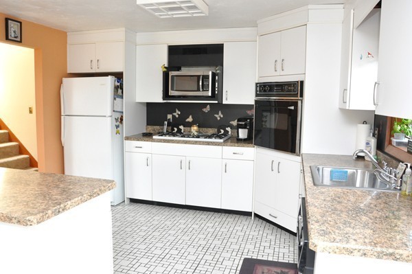 22 Howland Road Berkley, MA 02779 - Photo 5 of 30 Gallery Image 5
