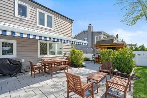 $1,199,999 | 159 Driftwood Drive, West Islip, NY 11795
