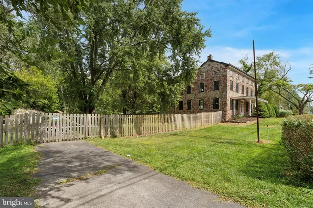 a house view with garden space