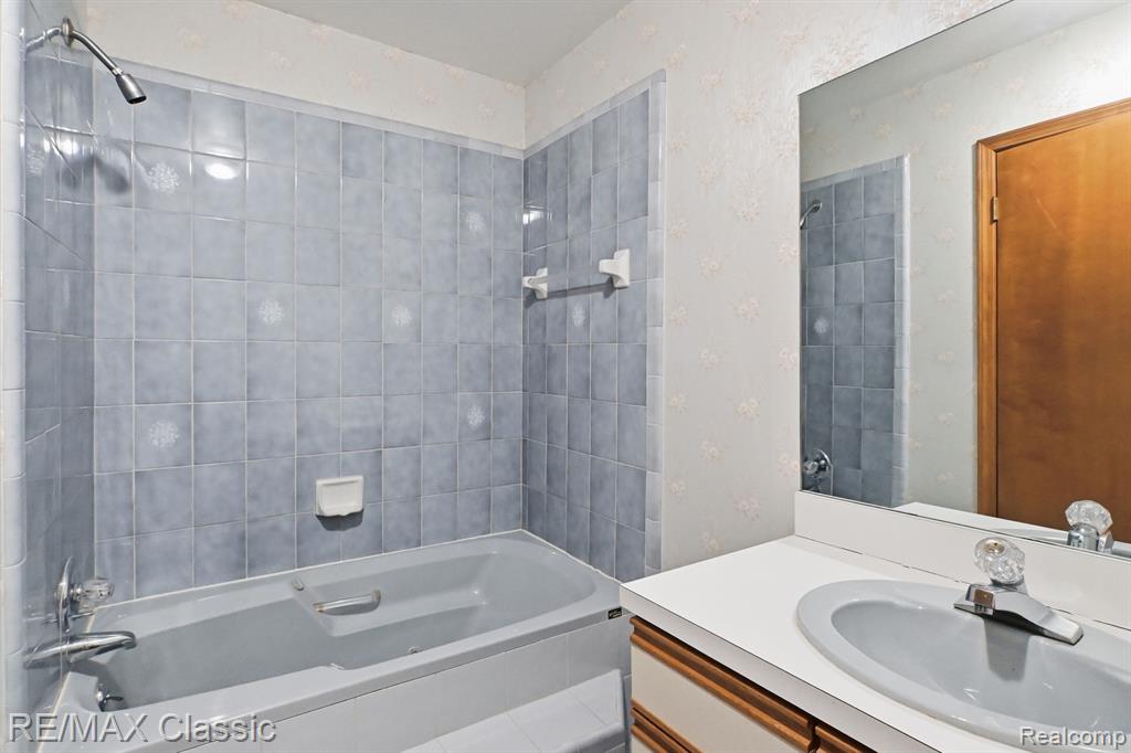 20077 Gill Road Livonia, MI 48152 - Photo 16 of 25 Gallery Image 16