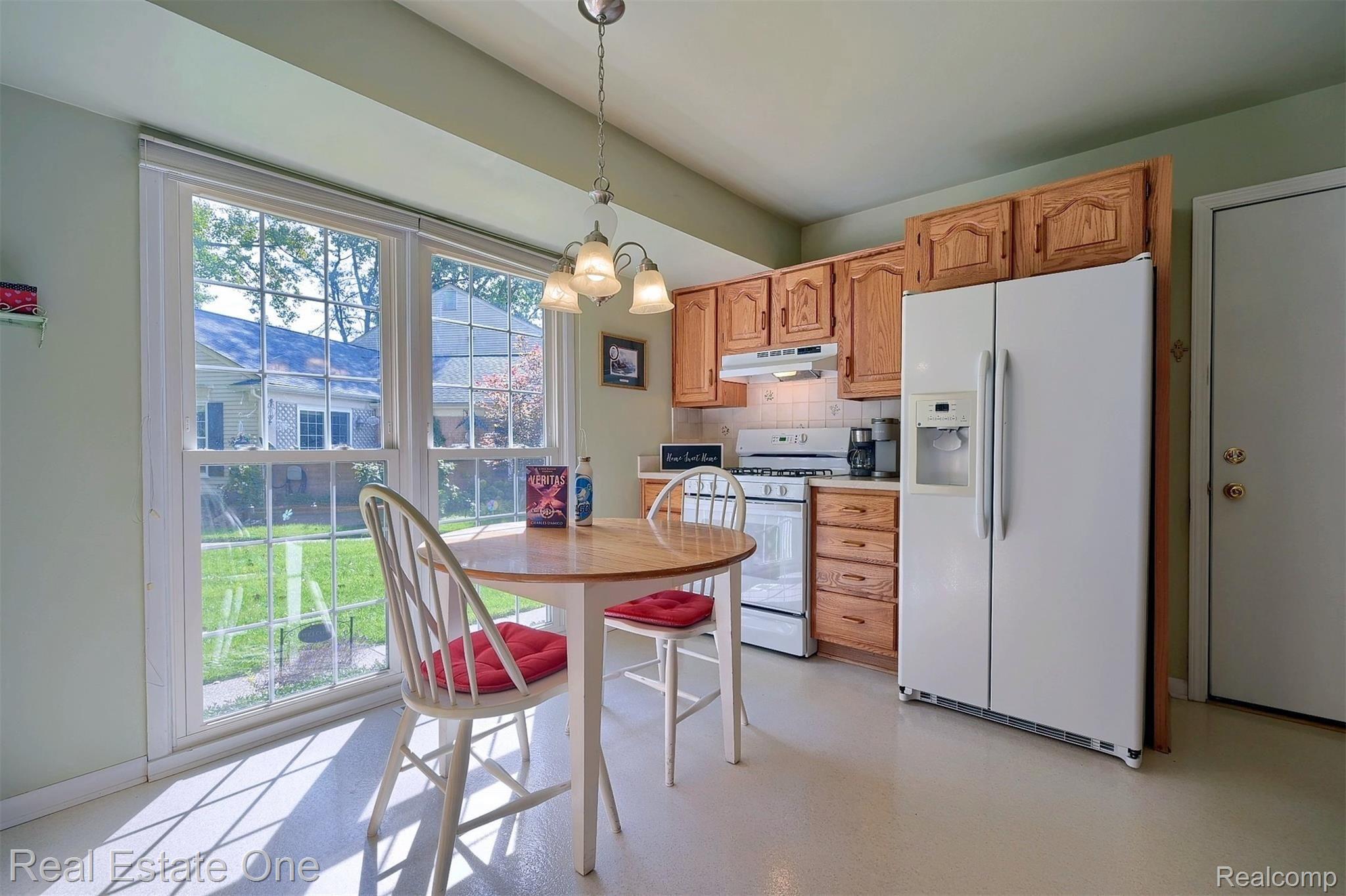 1542 Hidden Valley Lane, Unit 203 Rochester, MI 48306 - Photo 10 of 30 Gas Stove plus All Appliances ar included