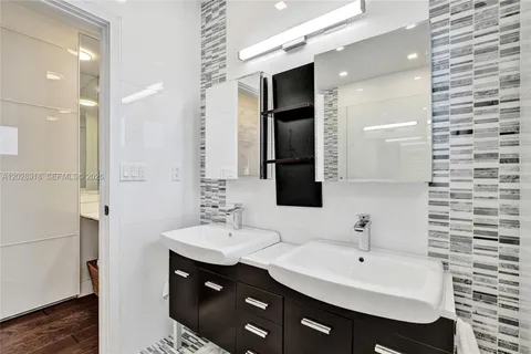 $1,295,000 | 18641 Northeast 21st Avenue, Miami, FL 33179