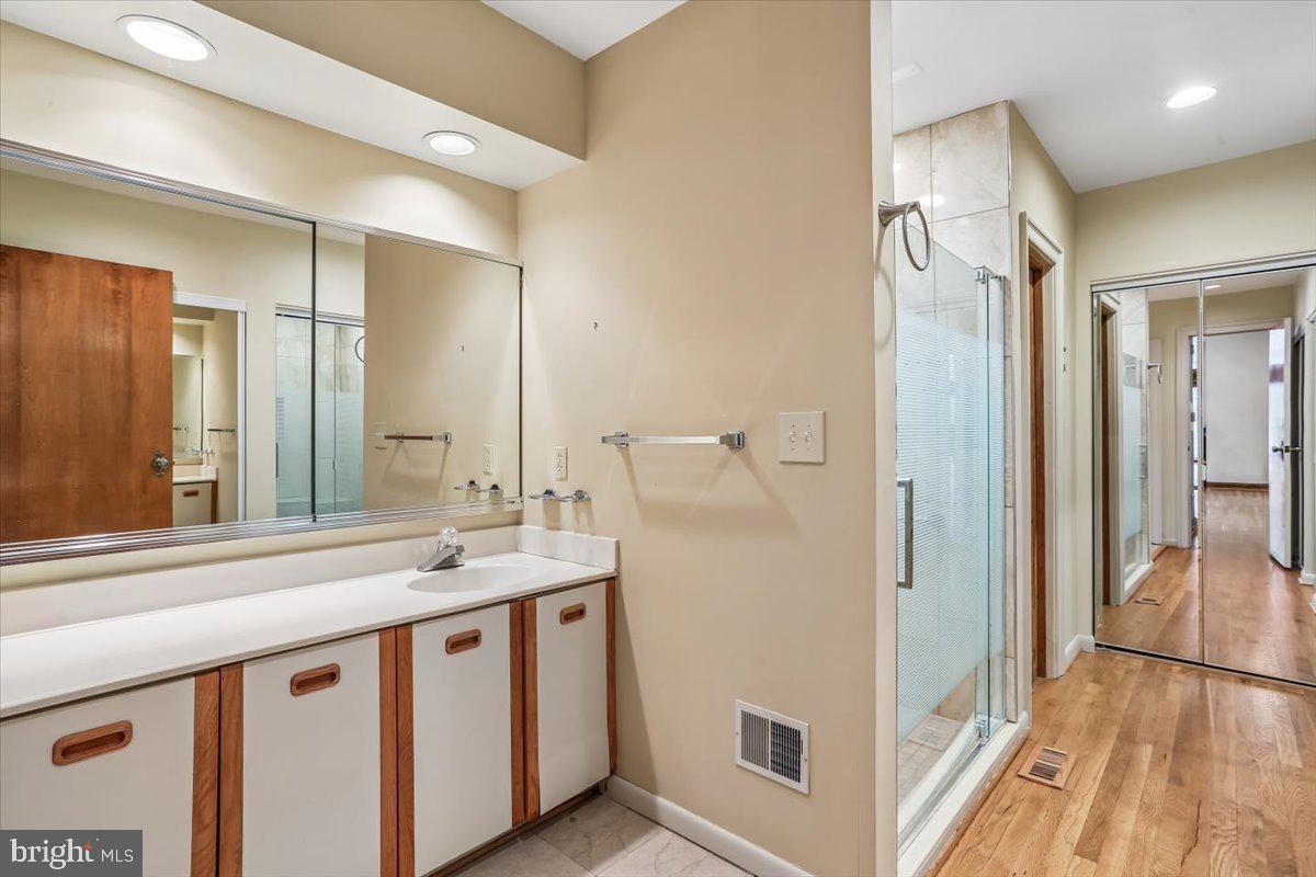 11112 Tara Road Potomac, MD 20854 - Photo 14 of 47 Primary Bath 1