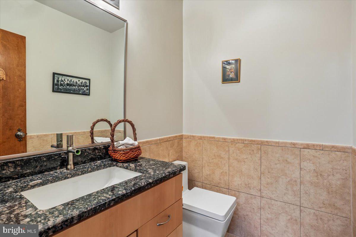 11112 Tara Road Potomac, MD 20854 - Photo 23 of 47 Powder Room