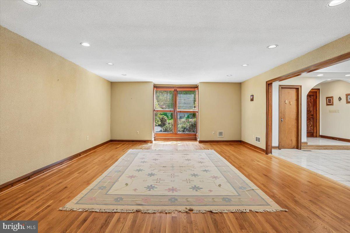 11112 Tara Road Potomac, MD 20854 - Photo 10 of 47 Living Room