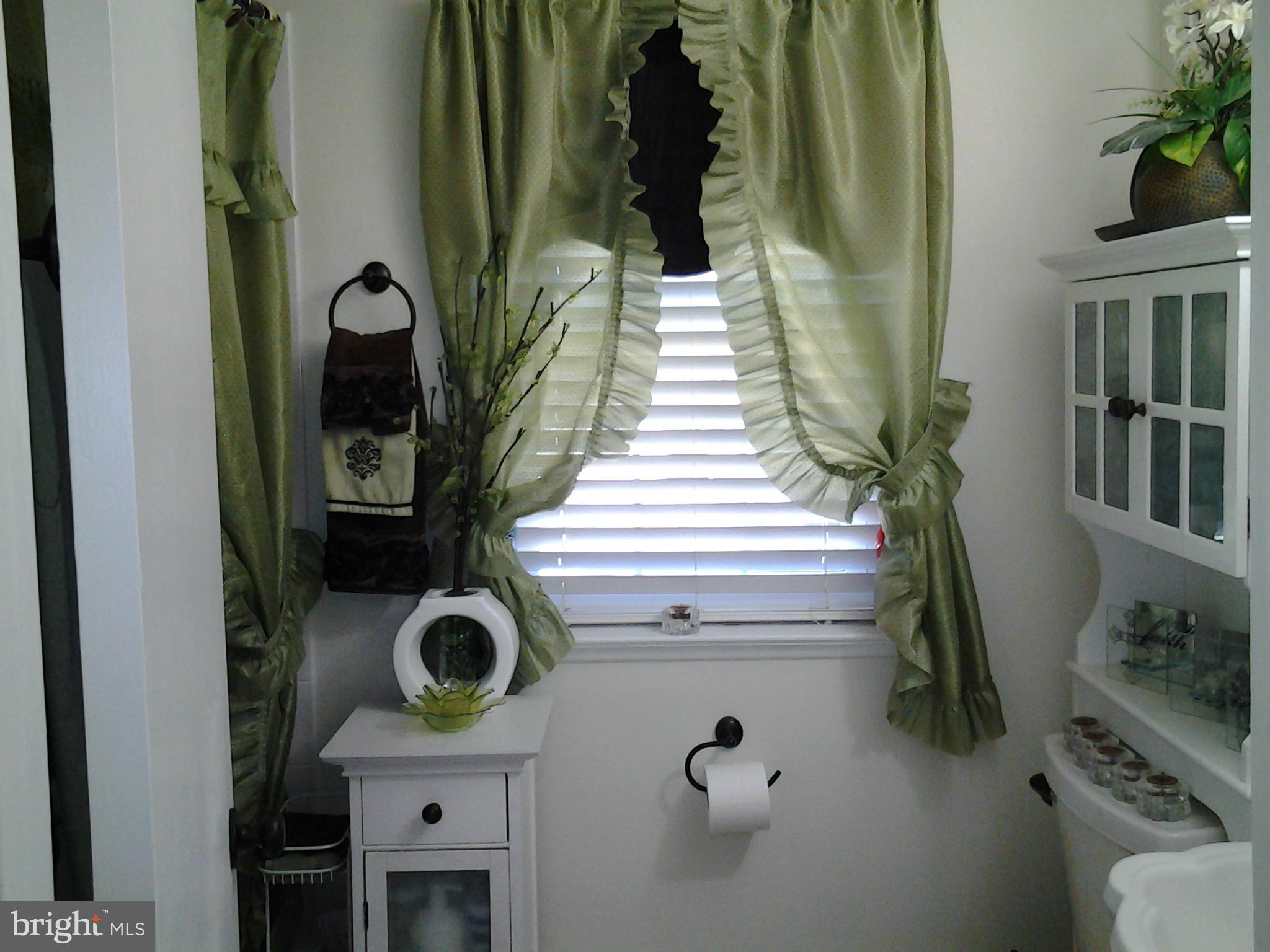 4831 Melbourne Road Baltimore, MD 21229 - Photo 22 of 27 Bath