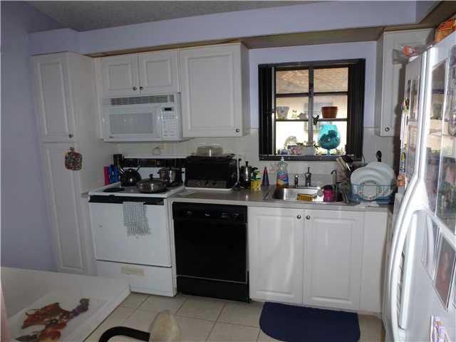 8231 Summerbreeze Lane, Unit 8231 Boca Raton, FL 33496 - Photo 3 of 6 Kitchen