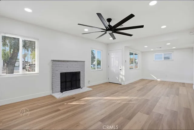 a view of a livingroom with a ceiling fan and fireplace