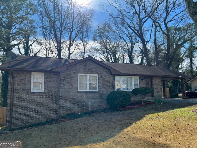 a view of a house with a yard