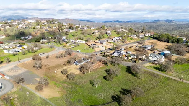 a view of a yard with yellow house