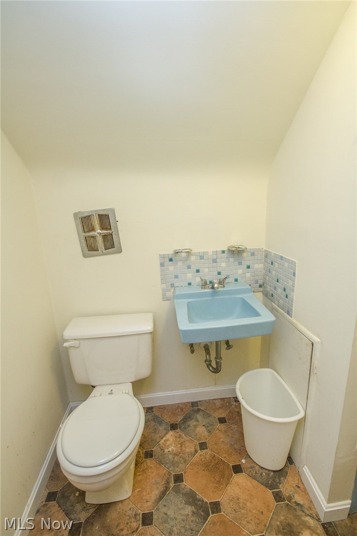 2384 Ashurst Road University Heights, OH 44118 - Photo 25 of 28 3rd floor half bath