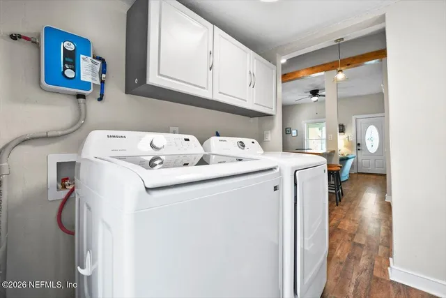 a view of a backyard