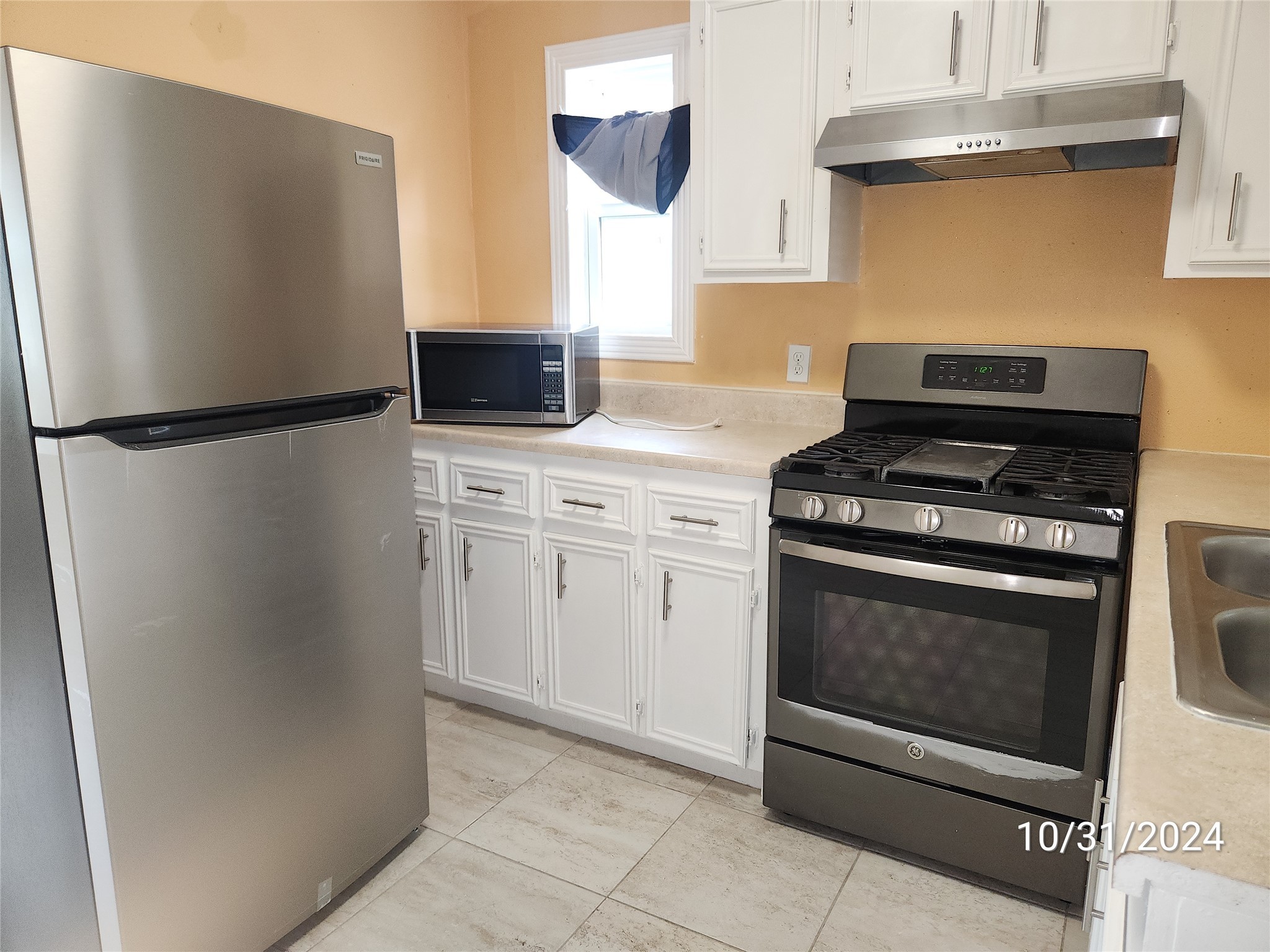 703 North Avenue B Freeport, TX 77541 - Photo 10 of 14 a kitchen with a stove and a refrigerator