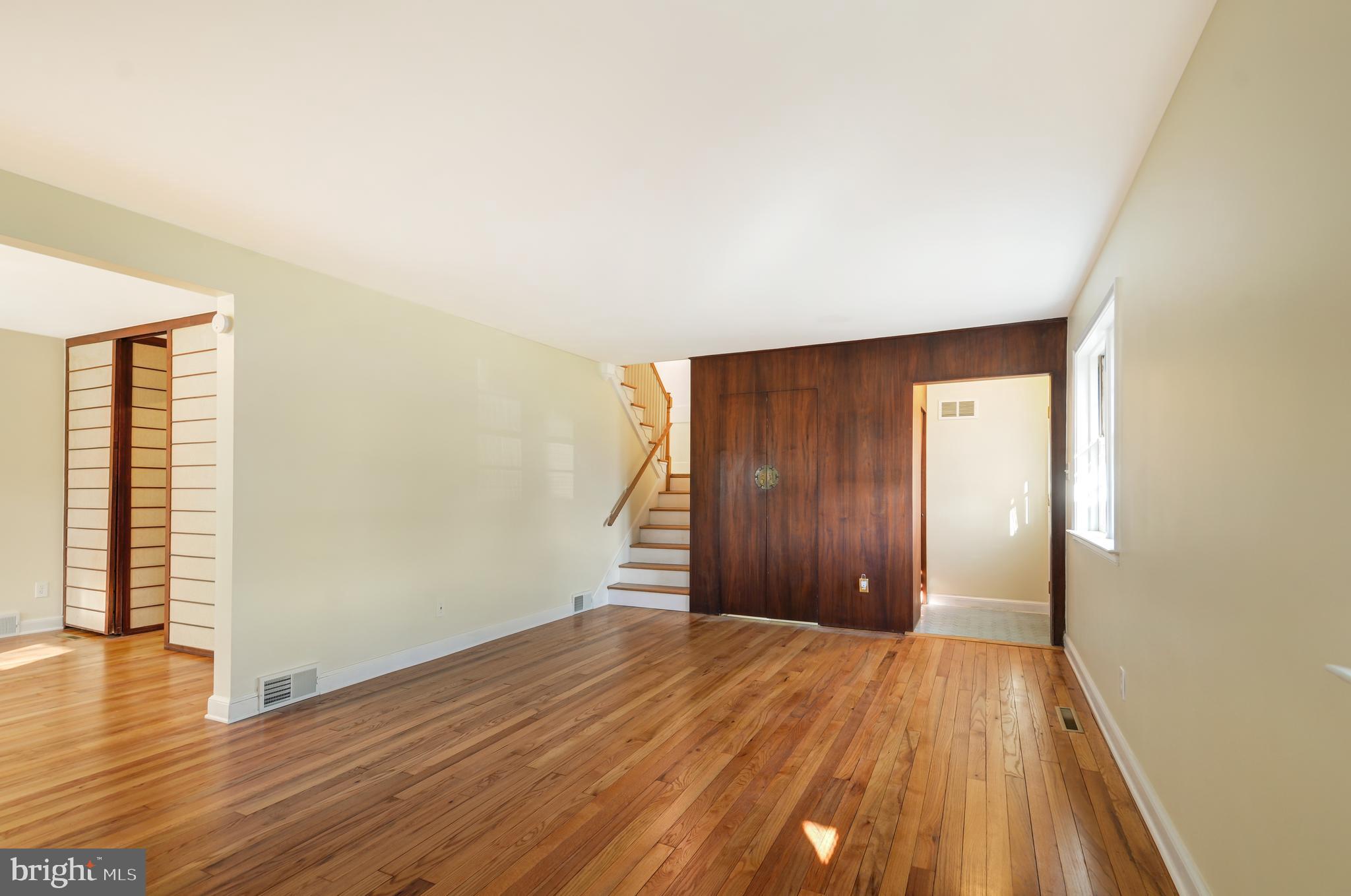 100 Emerald Avenue Reading, PA 19606 - Photo 6 of 33 Living Room