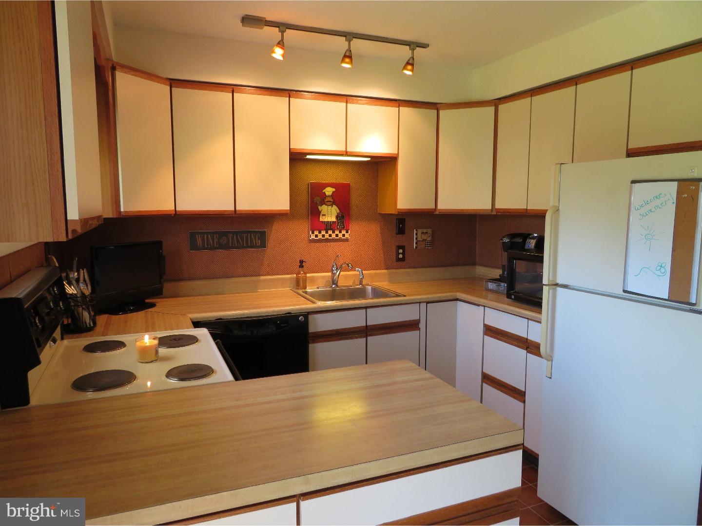 10 Crestwood Road Levittown, PA 19057 - Photo 9 of 25 Kitchen
