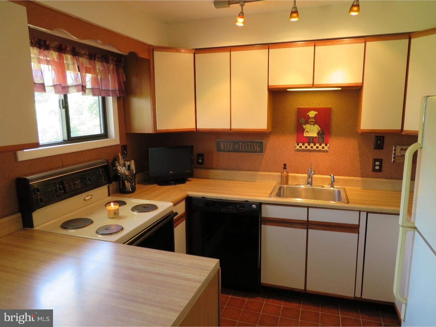 10 Crestwood Road Levittown, PA 19057 - Photo 10 of 25 Kitchen