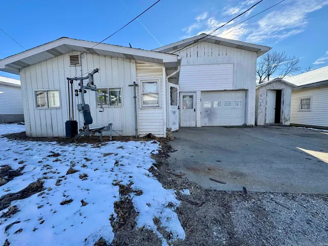 $84,900 | 300 North 9th Street, Petersburg, IN 47567