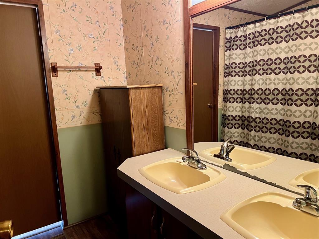 620 Cr 109 Road Riesel, TX 76682 - Photo 11 of 27 a bathroom with a sink and a mirror