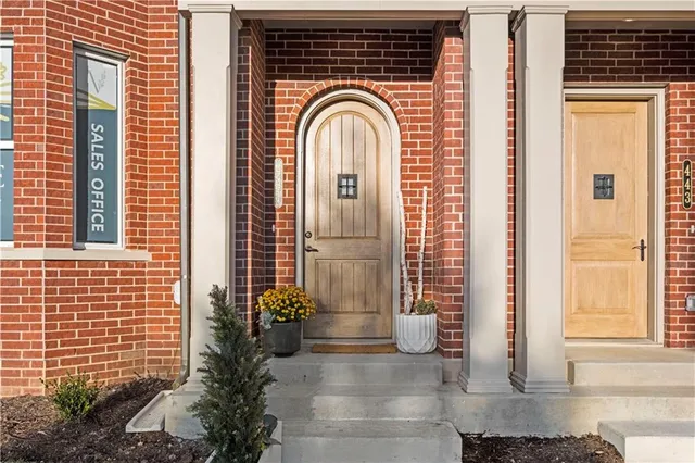 $600,000 | 441 Southwest Longview Boulevard, Lee's Summit, MO 64081