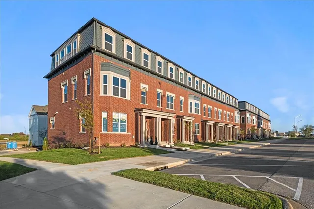 $600,000 | 441 Southwest Longview Boulevard, Lee's Summit, MO 64081