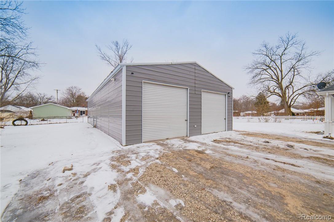 2193 South Long Lake Road Fenton, MI 48430 - Photo 51 of 62 2193 S Long Lake-53.jpg