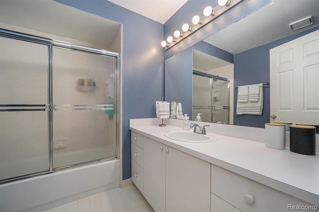 24386 Ridgeview Drive Farmington Hills, MI 48336 - Photo 29 of 42