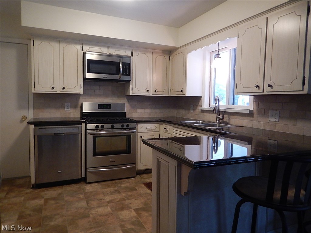 2466 Fairview Road Uniontown, OH 44685 - Photo 13 of 30