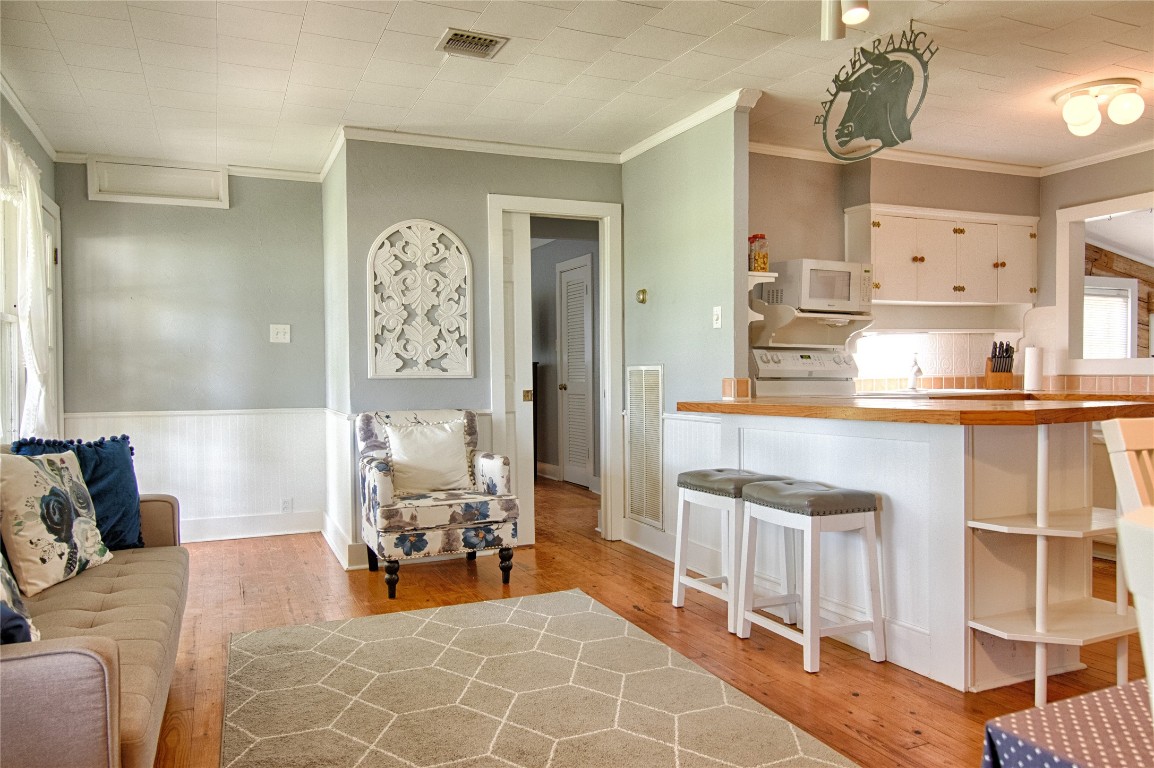 6750 Three Mile Road Flatonia, TX 78941 - Photo 14 of 35 a living room with furniture
