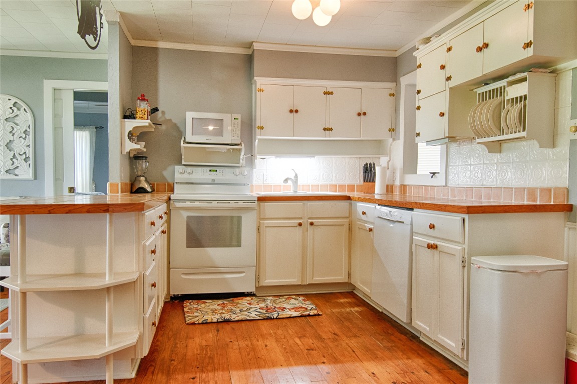6750 Three Mile Road Flatonia, TX 78941 - Photo 18 of 35 a kitchen with cabinets and wooden floor